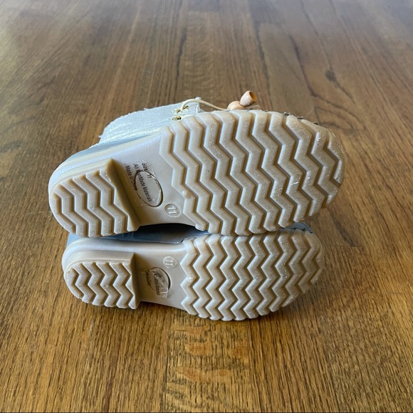 Olivia Miller Girls Metallic Gold Duck Boots - Picture 11 of 15